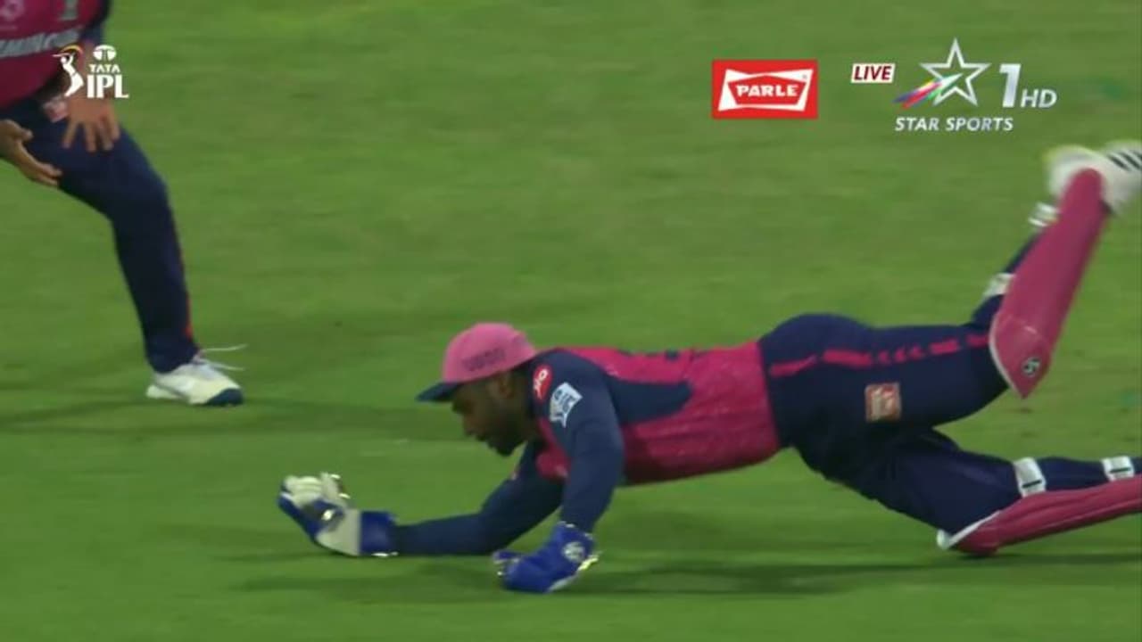 മുംബൈയിൽ രോഹിത് ഗോൾഡൻ ഡക്ക്, പറന്നു പിടിച്ച് സഞ്ജു; പവര്പ്ലേയിൽ മുംബൈയുടെ ബോള്ട്ടിളക്കി ട്രെന്റ് ബോൾട്ട് മുംബൈയിൽ രോഹിത് ഗോൾഡൻ ഡക്ക്, പറന്നു പിടിച്ച് സഞ്ജു; പവര്പ്ലേയിൽ മുംബൈയുടെ ബോള്ട്ടിളക്കി ട്രെന്റ് ബോൾട്ട്