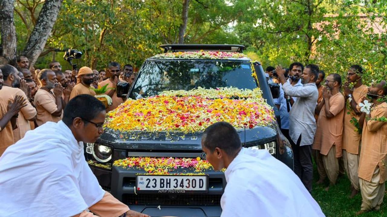 மூளை ஆபரேஷன் முடிந்து கோவை திரும்பிய சத்குரு ஜக்கி! காருக்கு பூ போட்டு வரவேற்பு!