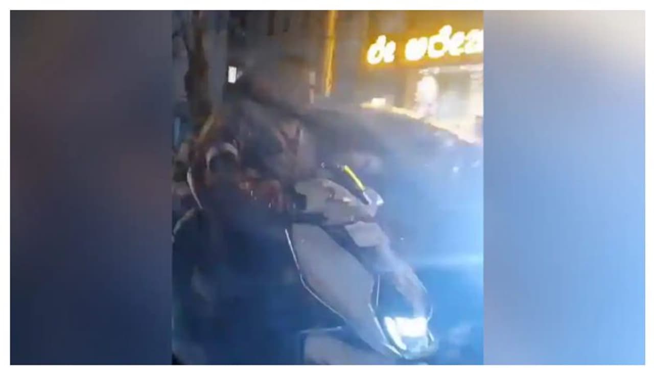 കാറിനുള്ളിൽ യുവതി, പിന്നാലെ സ്കൂട്ടറിൽ 3 പേർ, കാറിന് ചവിട്ടിയും വിൻഡോയിൽ തല്ലിയും അക്രമം, കരഞ്ഞുവിളിച്ച് യുവതി കാറിനുള്ളിൽ യുവതി, പിന്നാലെ സ്കൂട്ടറിൽ 3 പേർ, കാറിന് ചവിട്ടിയും വിൻഡോയിൽ തല്ലിയും അക്രമം, കരഞ്ഞുവിളിച്ച് യുവതി