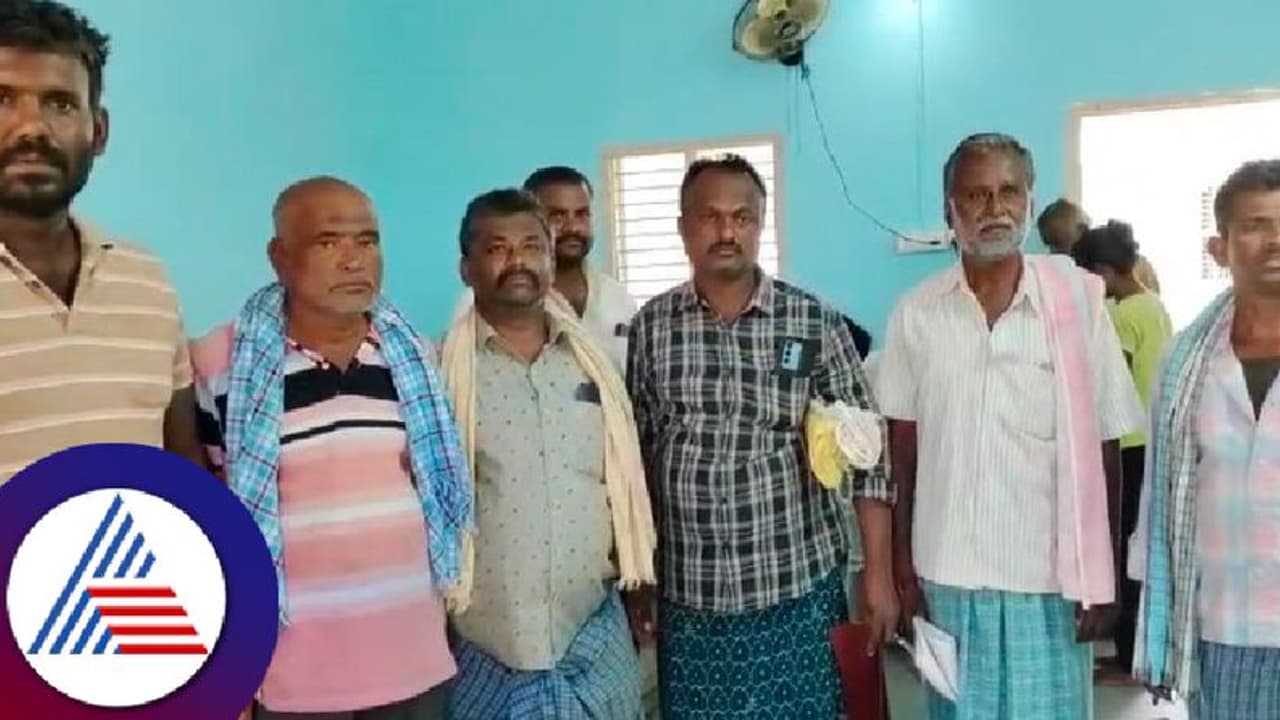 ಕೋಲಾರ: ಪಡಿತರ ಪಡೆಯಲು ಚಾಂಪಲ್ಲಿ ಗ್ರಾಮಸ್ಥರು ಪರದಾಟ! ಕೋಲಾರ: ಪಡಿತರ ಪಡೆಯಲು ಚಾಂಪಲ್ಲಿ ಗ್ರಾಮಸ್ಥರು ಪರದಾಟ!