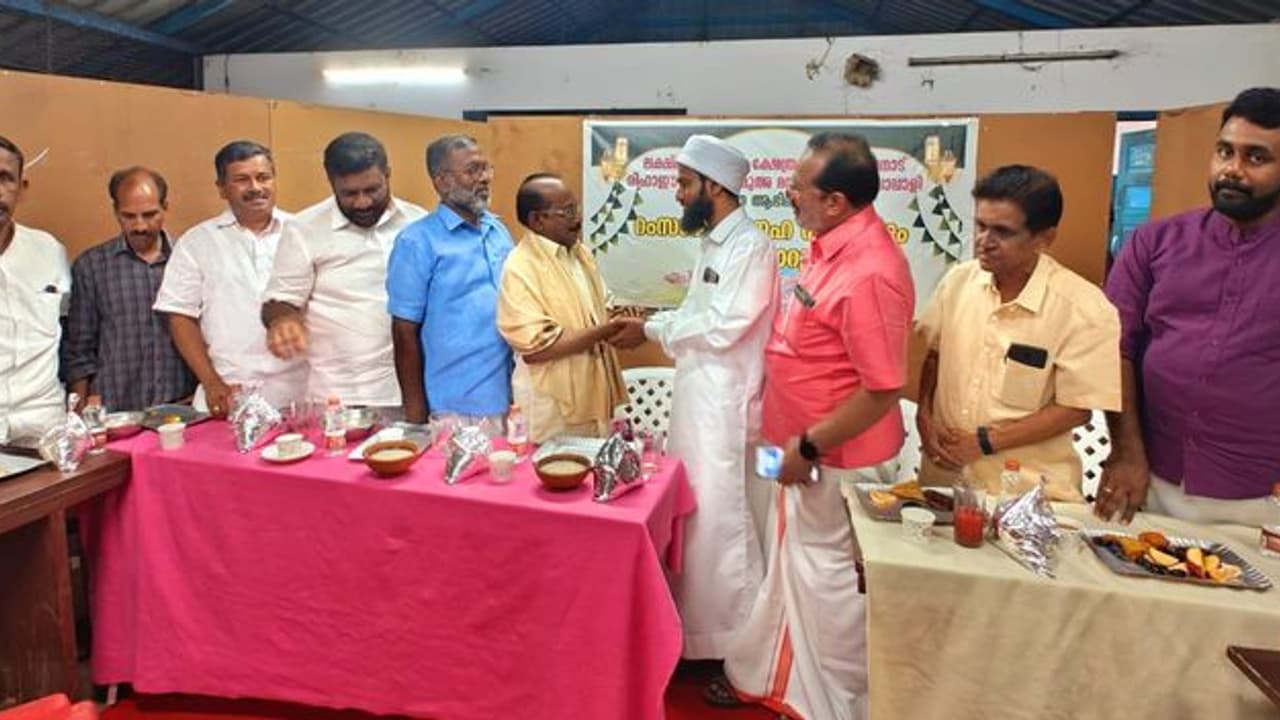 ഇതാ മറ്റൊരു കേരള സ്റ്റോറി, മുസ്ലിം പള്ളിയുടെ മുറ്റത്ത് ക്ഷേത്രകമ്മിറ്റിയുടെ നോമ്പ് തുറ, ഏറ്റെടുത്ത് വിശ്വാസികൾ