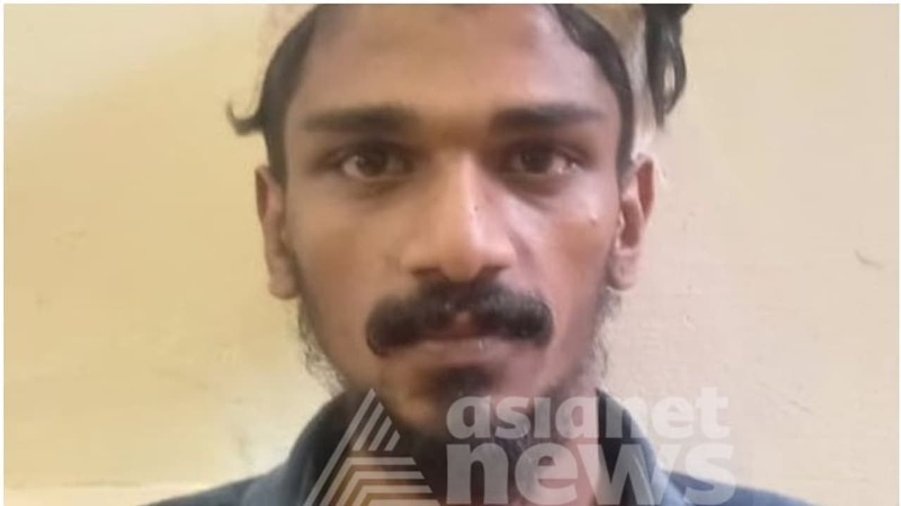 ഗൃഹനാഥനെ വാക്കത്തി കൊണ്ട് വെട്ടി കൊലപ്പെടുത്താൻ ശ്രമം; യുവാവ് പിടിയില് ഗൃഹനാഥനെ വാക്കത്തി കൊണ്ട് വെട്ടി കൊലപ്പെടുത്താൻ ശ്രമം; യുവാവ് പിടിയില്