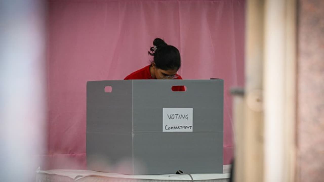 തെരഞ്ഞെടുപ്പ് ഡ്യൂട്ടിക്ക് എത്തിയില്ല, അധ്യാപികയ്ക്ക് വാറണ്ട്; കസ്റ്റഡിയിലെടുത്ത് ഗുജറാത്ത് പൊലീസ് തെരഞ്ഞെടുപ്പ് ഡ്യൂട്ടിക്ക് എത്തിയില്ല, അധ്യാപികയ്ക്ക് വാറണ്ട്; കസ്റ്റഡിയിലെടുത്ത് ഗുജറാത്ത് പൊലീസ്