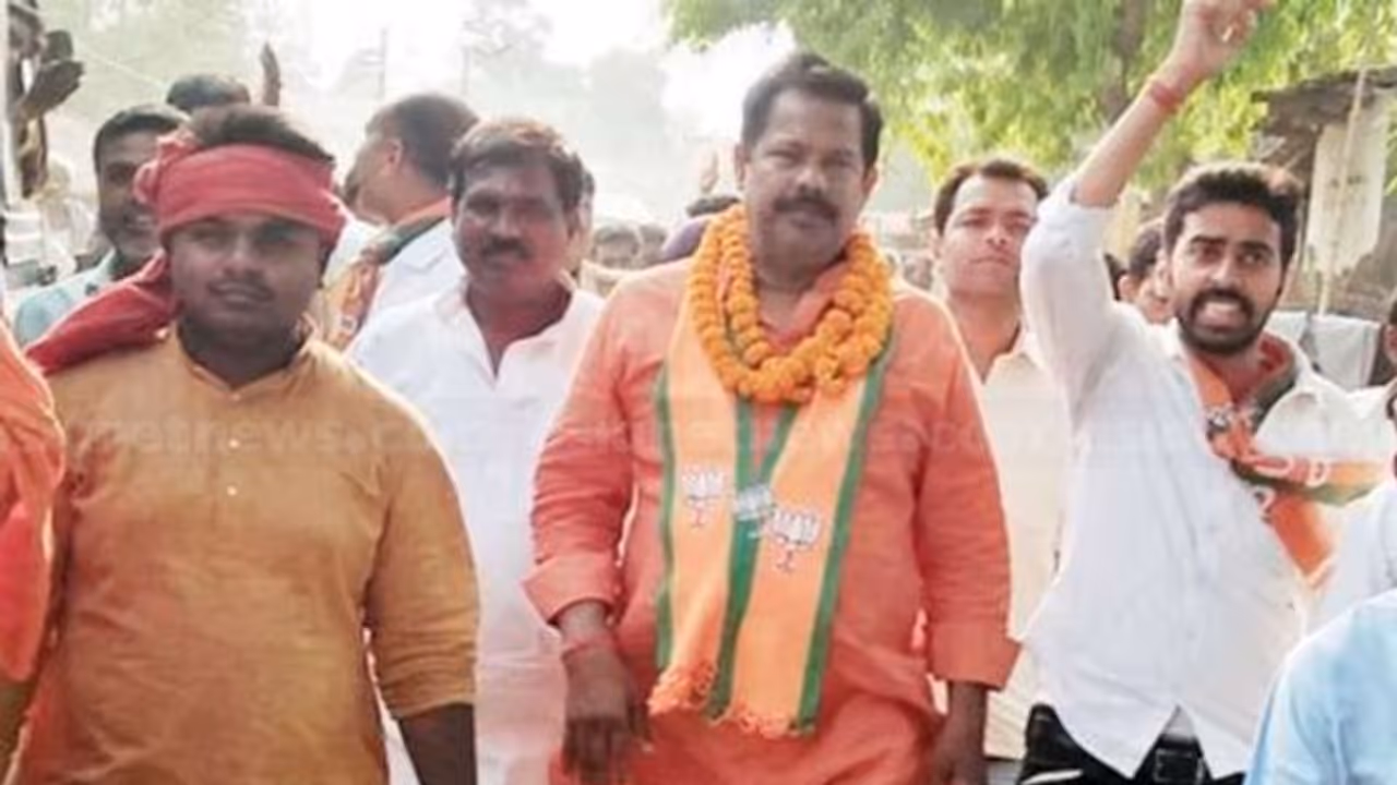 നാല് ലക്ഷം വോട്ട് ഭൂരിപക്ഷത്തിൽ ജയിച്ച ബിജെപി എംപി പാര്ട്ടി വിടുന്നു; കോൺഗ്രസിൽ ചേര്ന്നേക്കും നാല് ലക്ഷം വോട്ട് ഭൂരിപക്ഷത്തിൽ ജയിച്ച ബിജെപി എംപി പാര്ട്ടി വിടുന്നു; കോൺഗ്രസിൽ ചേര്ന്നേക്കും