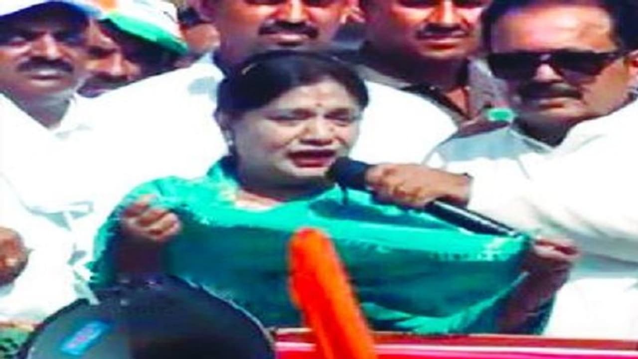 ಲೋಕಸಭೆ ಚುನಾವಣೆ 2024: ಮಗನನ್ನು ಗೆಲ್ಲಿಸಿ ಎಂದು ಸೆರಗೊಡ್ಡಿದ ಹಾಸನ ಕಾಂಗ್ರೆಸ್ ಅಭ್ಯರ್ಥಿ ತಾಯಿ..! ಲೋಕಸಭೆ ಚುನಾವಣೆ 2024: ಮಗನನ್ನು ಗೆಲ್ಲಿಸಿ ಎಂದು ಸೆರಗೊಡ್ಡಿದ ಹಾಸನ ಕಾಂಗ್ರೆಸ್ ಅಭ್ಯರ್ಥಿ ತಾಯಿ..!