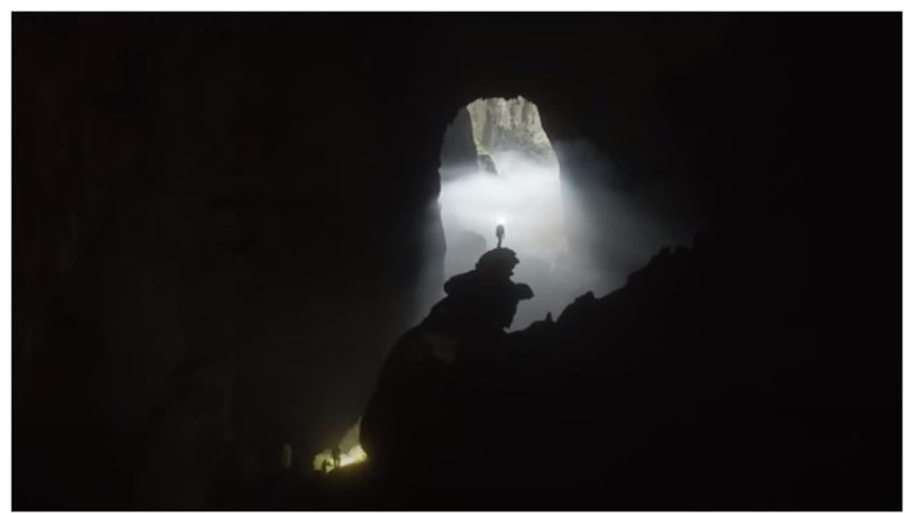 ഇത് പ്രകൃതിയുടെ അത്ഭുതം; ഒമ്പത് കിലോമീറ്റര് ദൂരമുള്ള ഗുഹ, ഉള്ളില് സ്വന്തമായ ജൈവ ലോകവും കാലാവസ്ഥയും ഇത് പ്രകൃതിയുടെ അത്ഭുതം; ഒമ്പത് കിലോമീറ്റര് ദൂരമുള്ള ഗുഹ, ഉള്ളില് സ്വന്തമായ ജൈവ ലോകവും കാലാവസ്ഥയും