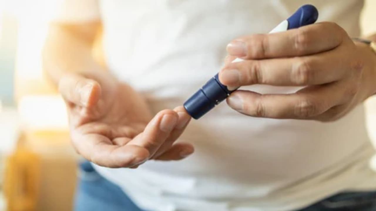 ബ്ലഡ് ഷുഗർ അളവ് കൂടാതിരിക്കാൻ ഭക്ഷണത്തിൽ ശ്രദ്ധിക്കേണ്ടത് എന്തൊക്കെ? ബ്ലഡ് ഷുഗർ അളവ് കൂടാതിരിക്കാൻ ഭക്ഷണത്തിൽ ശ്രദ്ധിക്കേണ്ടത് എന്തൊക്കെ?