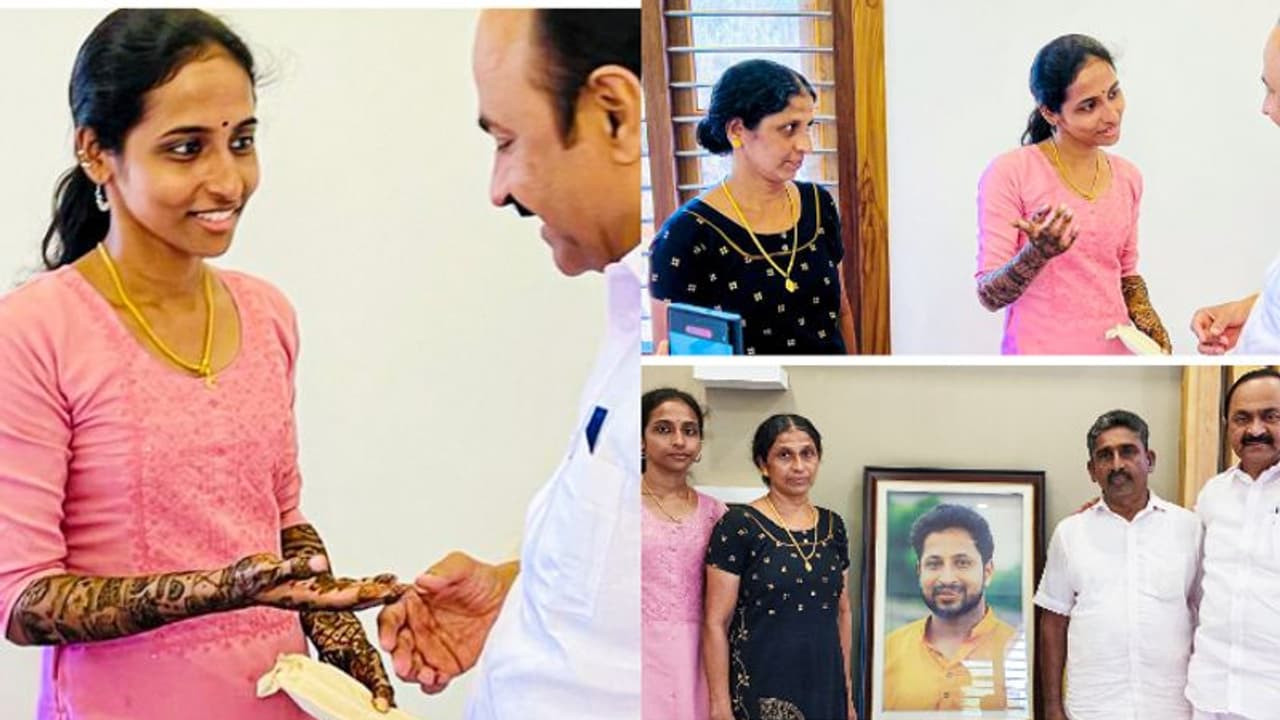 'അമൃതയുടെ വിവാഹമാണ് നാളെ, അവര് മുന്നിൽ നിന്ന് നടത്തേണ്ട മംഗള കര്മ്മമായിരുന്നു' കുറിപ്പുമായി വിഡി സതീശൻ 'അമൃതയുടെ വിവാഹമാണ് നാളെ, അവര് മുന്നിൽ നിന്ന് നടത്തേണ്ട മംഗള കര്മ്മമായിരുന്നു' കുറിപ്പുമായി വിഡി സതീശൻ