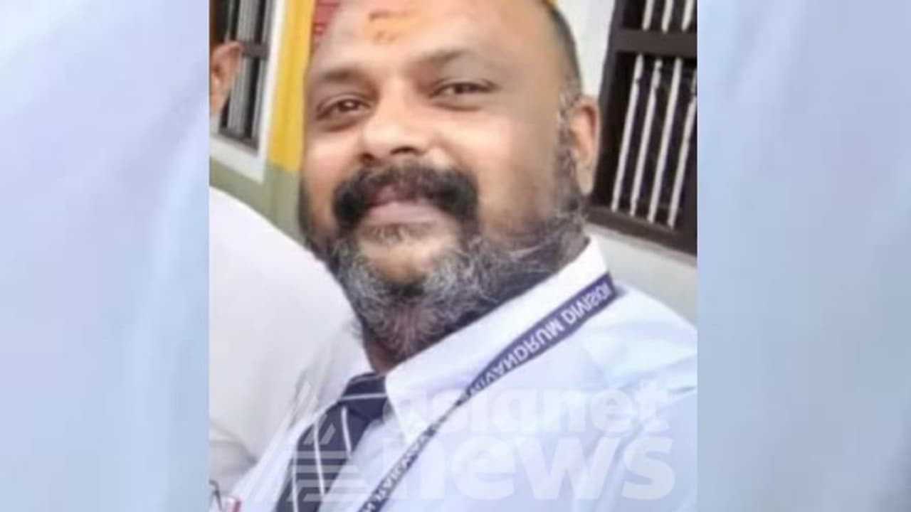 ടിക്കറ്റ് ചോദിച്ചത് പ്രകോപനം; തൃശൂരിൽ യാത്രക്കാരന് ടിടിഇയെ ട്രെയിനിൽ നിന്ന് തള്ളിയിട്ട് കൊന്നു ടിക്കറ്റ് ചോദിച്ചത് പ്രകോപനം; തൃശൂരിൽ യാത്രക്കാരന് ടിടിഇയെ ട്രെയിനിൽ നിന്ന് തള്ളിയിട്ട് കൊന്നു