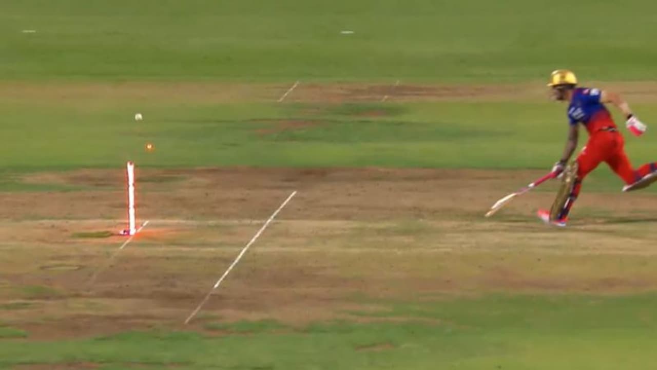 എന്താ ഉന്നം, ഡു പ്ലെസിസ് ചിത്രത്തിലില്ല! മലയാളി താരത്തിന്റെ ഏറില് ആര്സിബിക്ക് നഷ്ടമായത് നിര്ണായക വിക്കറ്റ് എന്താ ഉന്നം, ഡു പ്ലെസിസ് ചിത്രത്തിലില്ല! മലയാളി താരത്തിന്റെ ഏറില് ആര്സിബിക്ക് നഷ്ടമായത് നിര്ണായക വിക്കറ്റ്