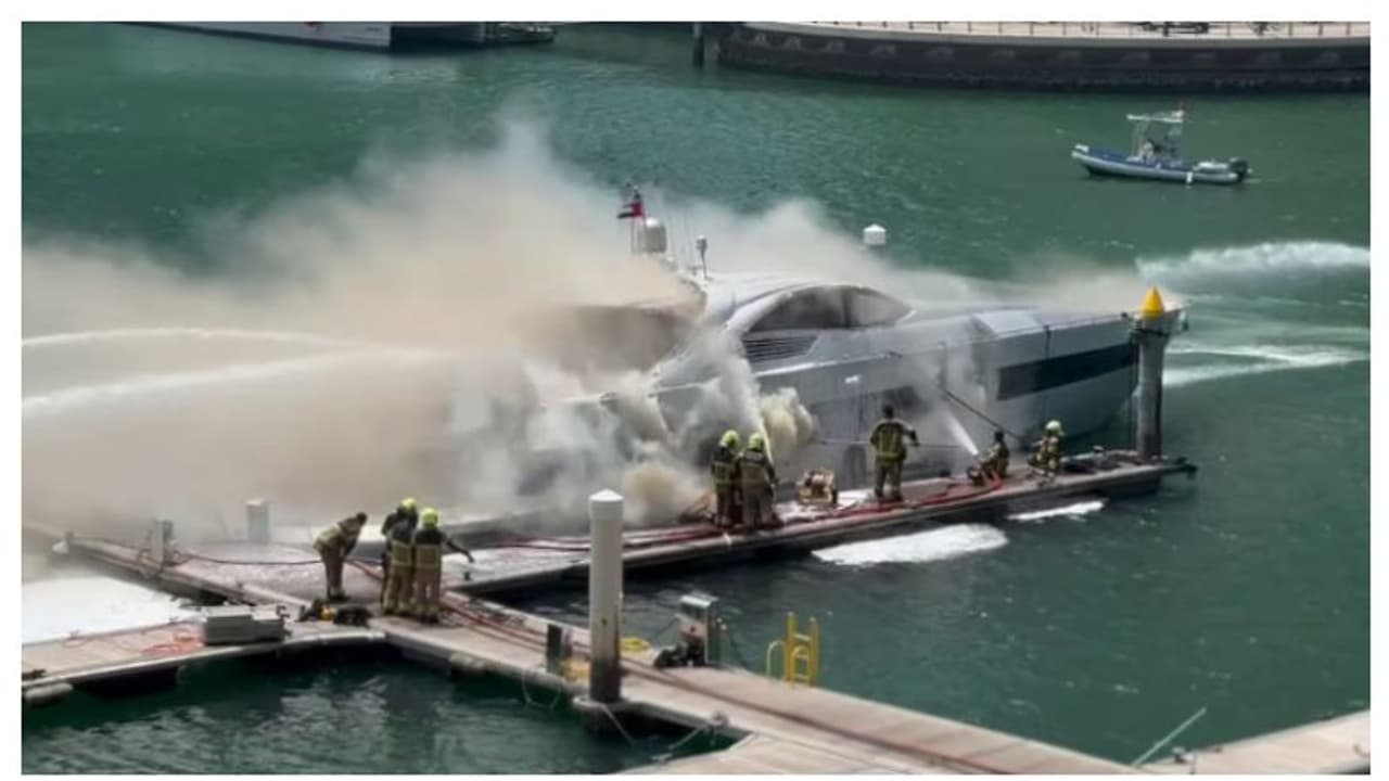 ദുബൈയില് ആഢംബര നൗകയ്ക്ക് തീപിടിച്ചു ദുബൈയില് ആഢംബര നൗകയ്ക്ക് തീപിടിച്ചു