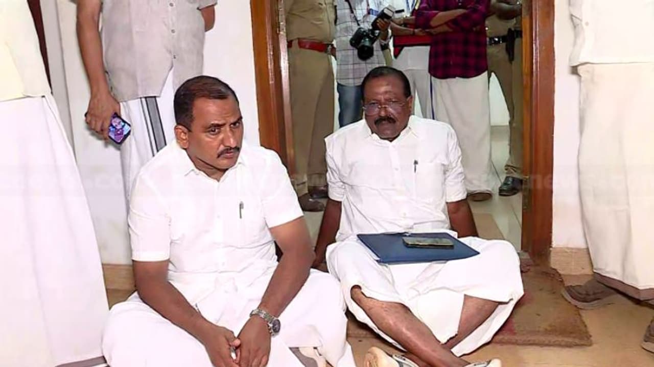 'അഭ്യാസമിറക്കേണ്ട': പത്രിക സമര്‍പ്പിക്കാൻ ആദ്യ ടോക്കൺ കിട്ടിയില്ല, പ്രതിഷേധിച്ച് രാജ്മോഹൻ ഉണ്ണിത്താൻ