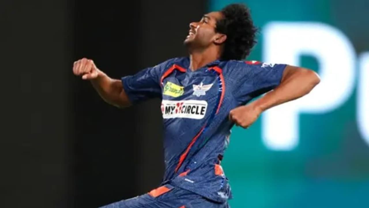 விராட் கோலி விக்கெட் எடுத்த ரூ.2.40 கோடிக்கு ஏலம் எடுக்கப்பட்ட வீரர் மணிமாறன் சித்தார்த் யார் தெரியுமா? விராட் கோலி விக்கெட் எடுத்த ரூ.2.40 கோடிக்கு ஏலம் எடுக்கப்பட்ட வீரர் மணிமாறன் சித்தார்த் யார் தெரியுமா?