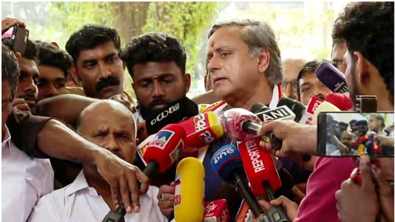 തിരുവനന്തപുരത്ത് മത്സരം കോൺഗ്രസും ബിജെപിയും തമ്മിലെന്ന് തരൂര്, എസ്ഡിപിഐ പിന്തുണയിലും പ്രതികരണം തിരുവനന്തപുരത്ത് മത്സരം കോൺഗ്രസും ബിജെപിയും തമ്മിലെന്ന് തരൂര്, എസ്ഡിപിഐ പിന്തുണയിലും പ്രതികരണം