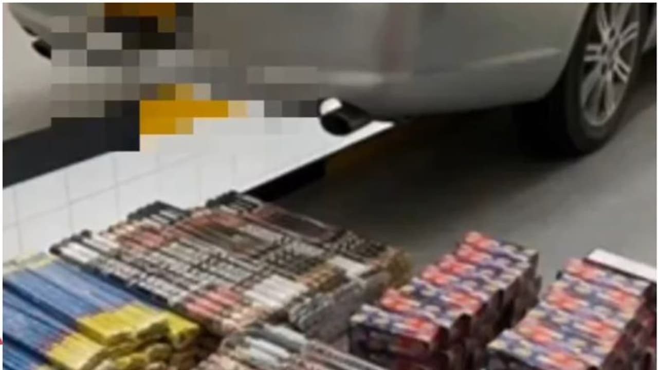 കസ്റ്റംസ് പരിശോധന; വാഹനത്തിന്റെ വിവിധ ഭാഗങ്ങളില് ഒളിപ്പിച്ച പടക്കങ്ങള് ഒമാനിൽ പിടികൂടി കസ്റ്റംസ് പരിശോധന; വാഹനത്തിന്റെ വിവിധ ഭാഗങ്ങളില് ഒളിപ്പിച്ച പടക്കങ്ങള് ഒമാനിൽ പിടികൂടി