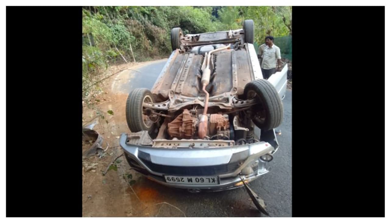 നിടുംപൊയിൽ ചുരത്തിൽ തലകീഴായി മറിഞ്ഞ കാർ, കണ്ടത് വാഹനപരിശോധന കഴിഞ്ഞുമടങ്ങവേ, ചാടിയിറങ്ങി രക്ഷകരായി എക്സൈസ് സംഘം നിടുംപൊയിൽ ചുരത്തിൽ തലകീഴായി മറിഞ്ഞ കാർ, കണ്ടത് വാഹനപരിശോധന കഴിഞ്ഞുമടങ്ങവേ, ചാടിയിറങ്ങി രക്ഷകരായി എക്സൈസ് സംഘം