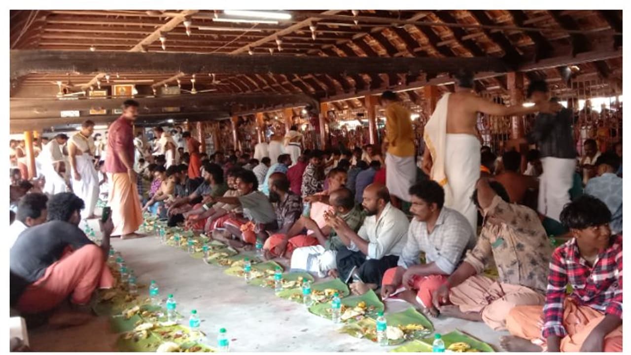 തൂശനിലയിൽ 40ലധികം വിഭവങ്ങൾ, കൂടെ കൊതിയൂറും അമ്പലപ്പുഴ പാൽപ്പായസം; നാടകശാല സദ്യയിൽ പങ്കെടുത്ത് പതിനായിരങ്ങൾ തൂശനിലയിൽ 40ലധികം വിഭവങ്ങൾ, കൂടെ കൊതിയൂറും അമ്പലപ്പുഴ പാൽപ്പായസം; നാടകശാല സദ്യയിൽ പങ്കെടുത്ത് പതിനായിരങ്ങൾ