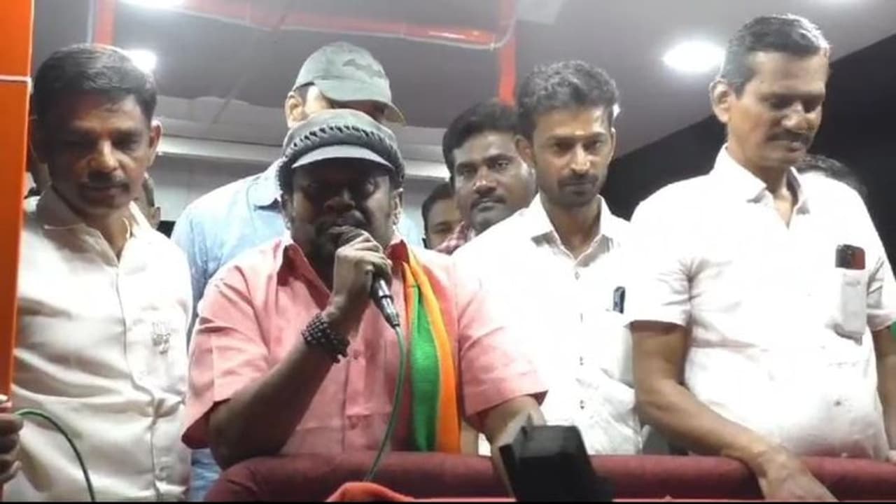 ஒற்றை விரலால் ஓங்கி அடிப்போம் என இபிஎஸ் சொல்கிறார்...மற்ற விரல்களுக்கு சிரங்கு வந்துவிட்டதா? நடிகர் செந்தில் 