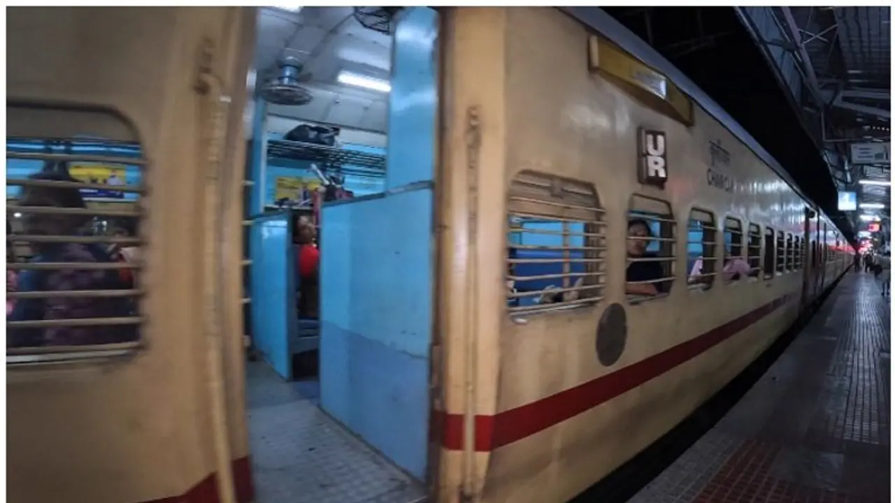 സംസ്ഥാനത്തെ ട്രെയിനുകളിലെ സുരക്ഷയില് നിസ്സംഗത തുടർന്ന് അധികൃതര്; മിക്ക ട്രെയിനുകളിലും സുരക്ഷ ഉദ്യോഗസ്ഥരില്ല സംസ്ഥാനത്തെ ട്രെയിനുകളിലെ സുരക്ഷയില് നിസ്സംഗത തുടർന്ന് അധികൃതര്; മിക്ക ട്രെയിനുകളിലും സുരക്ഷ ഉദ്യോഗസ്ഥരില്ല