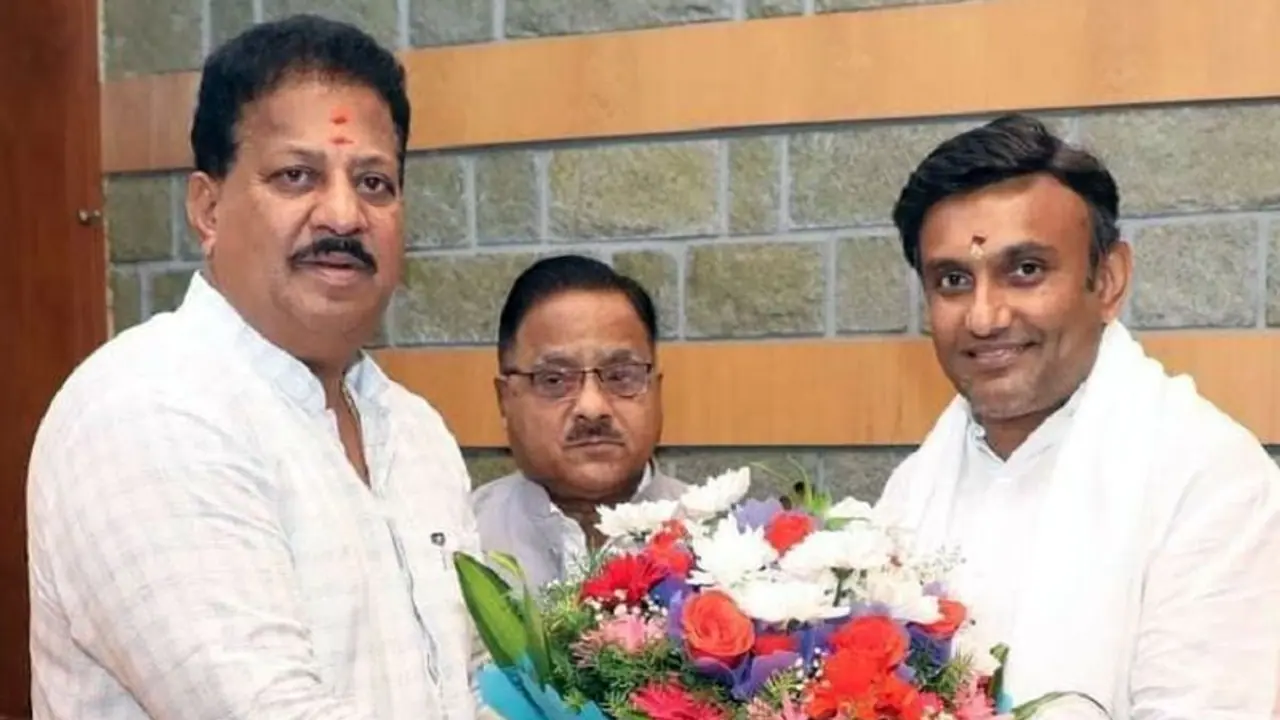 ಬಿಜೆಪಿಯಲ್ಲಿ ಭಿನ್ನಮತ ಸ್ಫೋಟ: ತಾಕತ್ತಿದ್ದರೆ ಬೇರೆ ಪಕ್ಷದಿಂದ ಗೆಲ್ಲು, ಸುಧಾಕರ್‌ಗೆ ವಿಶ್ವನಾಥ್‌ ಸವಾಲ್