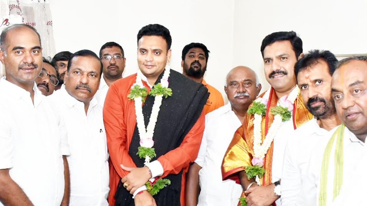 ಕಾಂಗ್ರೆಸ್ ಬಗ್ಗೆ ಮುನಿಸಿಕೊಂಡಿದ್ದ ಎಚ್.ವಿಶ್ವನಾಥ್ರನ್ನು ಬಿಜೆಪಿಗೆ ಸೆಳೆದ ವಿಜಯೇಂದ್ರ ಕಾಂಗ್ರೆಸ್ ಬಗ್ಗೆ ಮುನಿಸಿಕೊಂಡಿದ್ದ ಎಚ್.ವಿಶ್ವನಾಥ್ರನ್ನು ಬಿಜೆಪಿಗೆ ಸೆಳೆದ ವಿಜಯೇಂದ್ರ