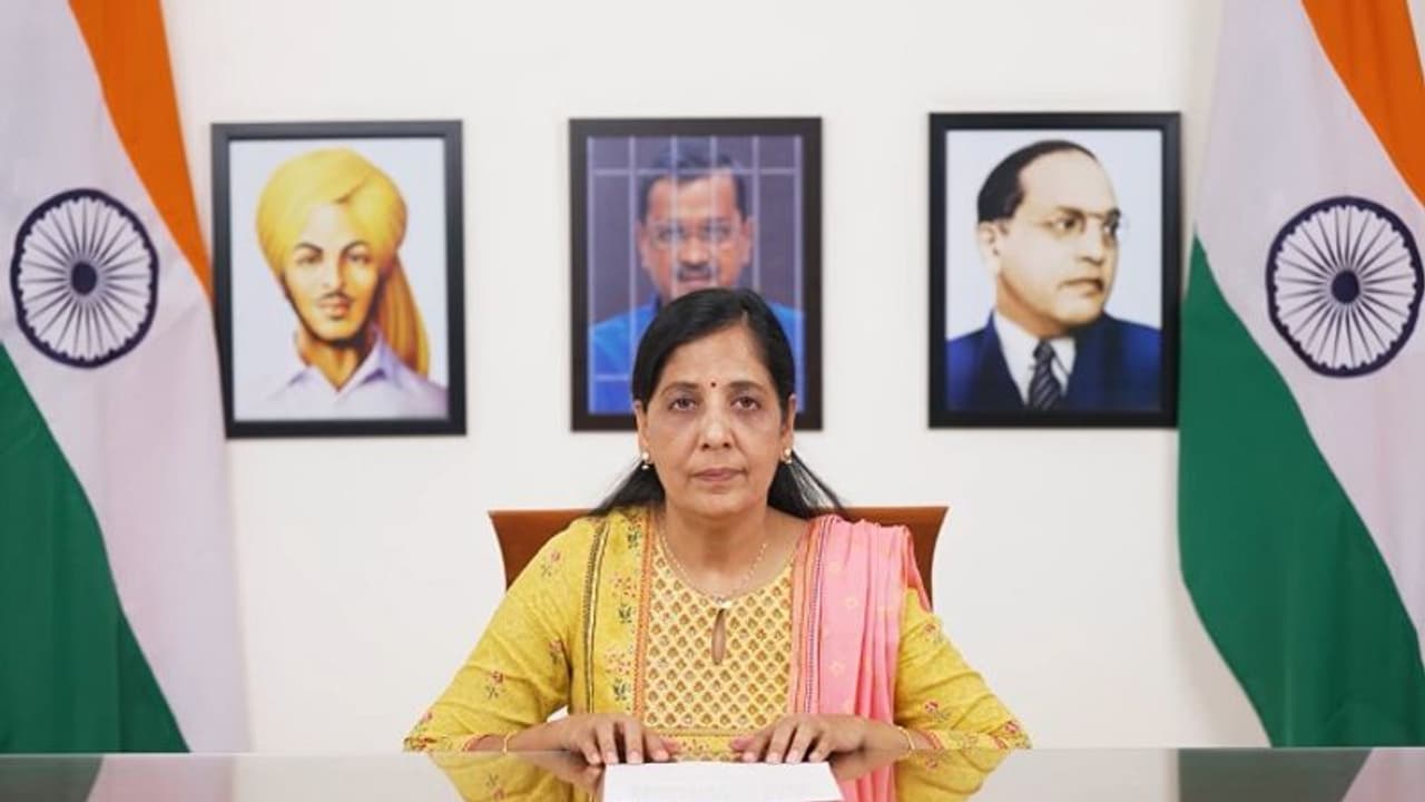 Sunita Kejriwal speaks on behalf of Delhi CM, calls on MLAs to address citizens' concerns (WATCH)