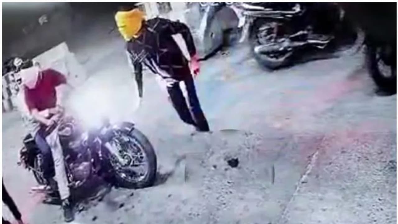 ടോളിനെ ചൊല്ലി തർക്കം, പിന്നാലെ മുഖംമൂടി ആക്രമണം, ഓടിരക്ഷപ്പെടുന്നതിനിടെ രണ്ട് ജീവനക്കാർ കിണറ്റിൽ വീണുമരിച്ചു