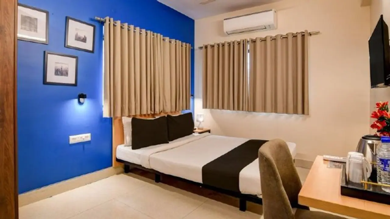 Bengaluru man seeks 'refuge' in OYO room to beat the heat, shares pic on X; SEE company's witty response! Bengaluru man seeks 'refuge' in OYO room to beat the heat, shares pic on X; SEE company's witty response!