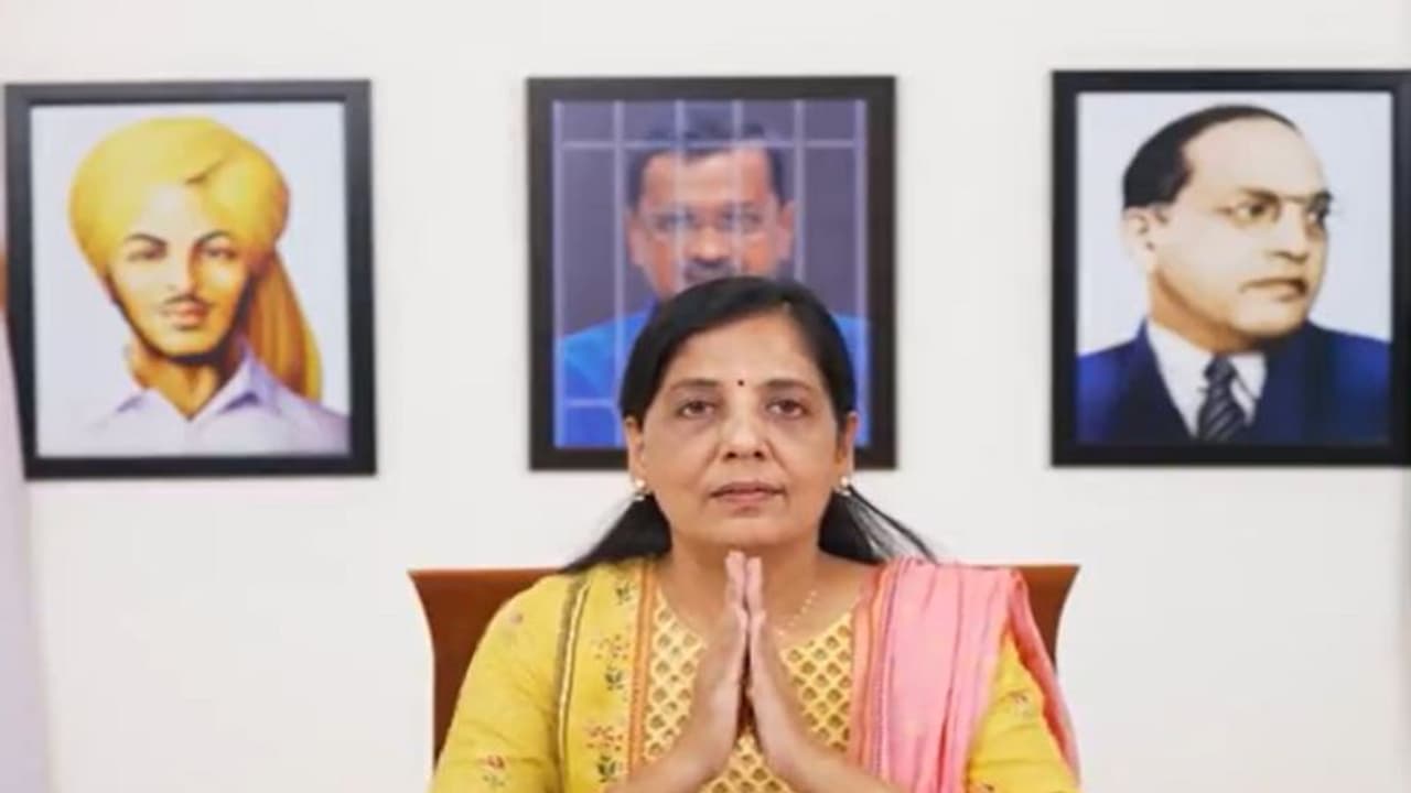 Viral News: ಭಗತ್ ಸಿಂಗ್, ಅಂಬೇಡ್ಕರ್ ಅವರಿಗೆ ಸರಿಸಮ ಎನ್ನುವಂತೆ ಕೇಜ್ರಿವಾಲ್ ಫೋಟೋ ಹಾಕಿದ ಆಪ್! Viral News: ಭಗತ್ ಸಿಂಗ್, ಅಂಬೇಡ್ಕರ್ ಅವರಿಗೆ ಸರಿಸಮ ಎನ್ನುವಂತೆ ಕೇಜ್ರಿವಾಲ್ ಫೋಟೋ ಹಾಕಿದ ಆಪ್!