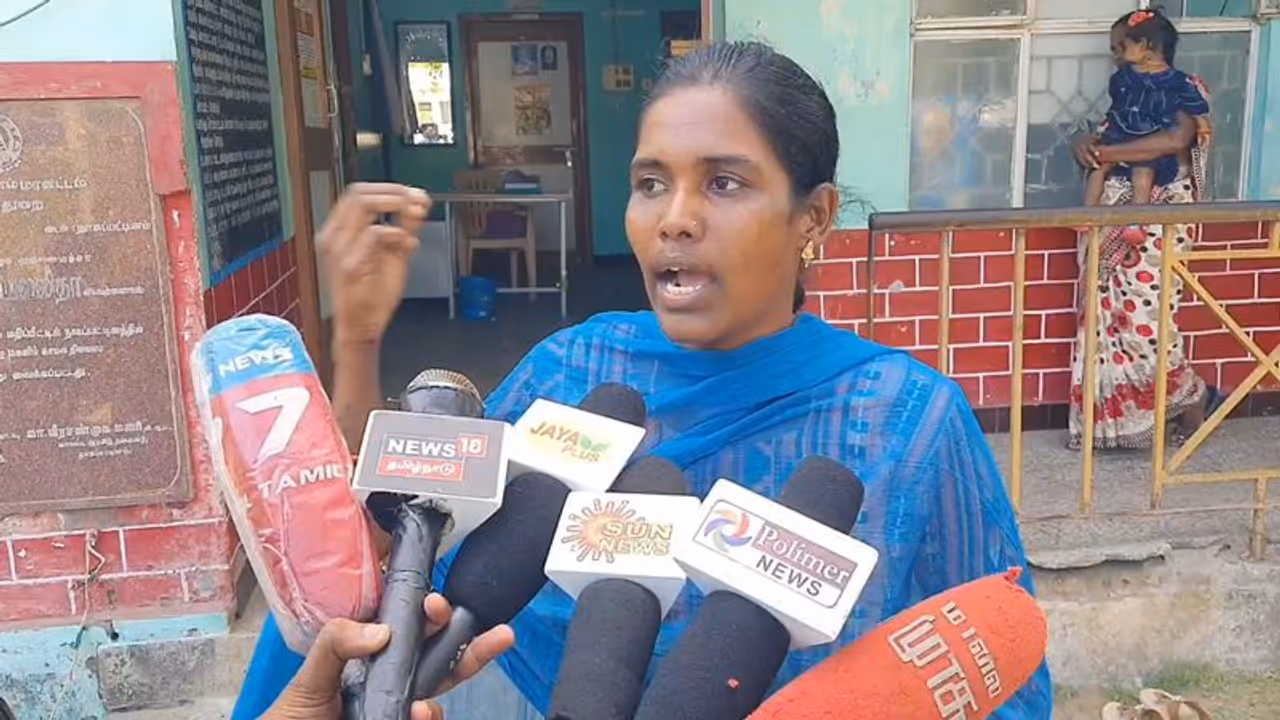 கர்ப்பிணியிடம் வரதட்சணை கேட்டு கொடுமை? நடவடிக்கை எடுக்க மறுப்பதாக கூறி இளம்பெண் தர்ணா கர்ப்பிணியிடம் வரதட்சணை கேட்டு கொடுமை? நடவடிக்கை எடுக்க மறுப்பதாக கூறி இளம்பெண் தர்ணா