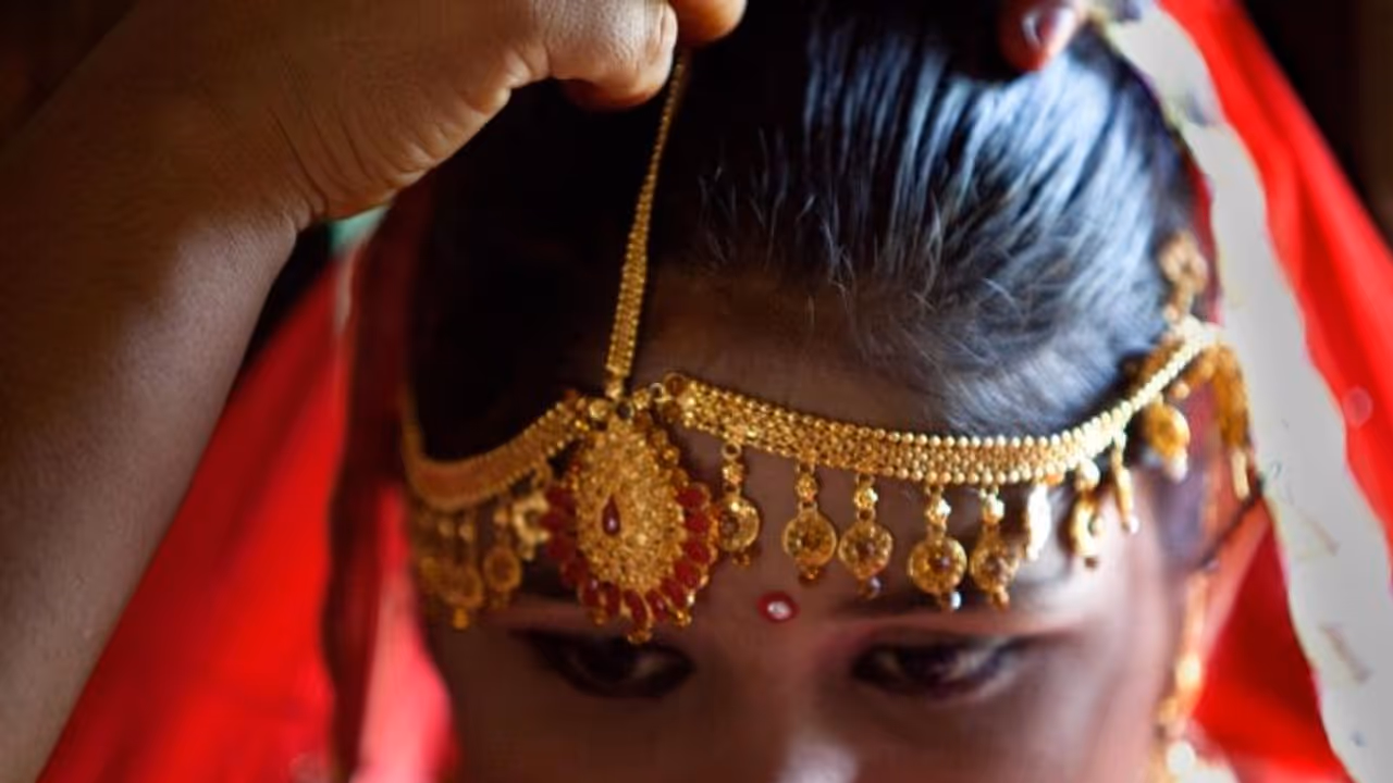 15 വയസുകാരിക്ക് വിവാഹം, തക്ക സമയത്ത് ഇടപെട്ട് പൊലീസ്; വീട്ടുകാര്ക്കെതിരെ കേസ് 15 വയസുകാരിക്ക് വിവാഹം, തക്ക സമയത്ത് ഇടപെട്ട് പൊലീസ്; വീട്ടുകാര്ക്കെതിരെ കേസ്