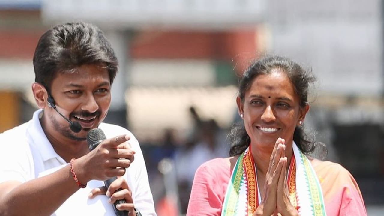 கரூரில் ஜோதிமணிக்காக உணர்ச்சிபொங்க பேசிய உதயநிதி; வெயில் தாங்க முடியாமல் சுருண்டு விழுந்த மேயர் கரூரில் ஜோதிமணிக்காக உணர்ச்சிபொங்க பேசிய உதயநிதி; வெயில் தாங்க முடியாமல் சுருண்டு விழுந்த மேயர்