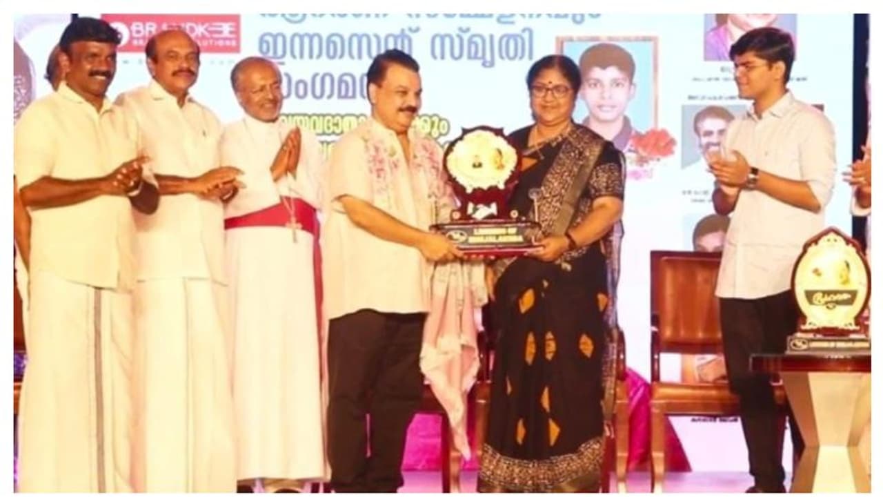 പ്രഥമ ഇന്നസെന്റ് പുരസ്കാരം ഇടവേള ബാബുവിന്, മന്ത്രി കൈമാറി 