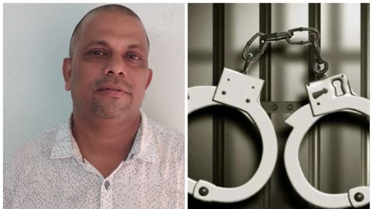 'വീട് പരിശോധിച്ചു നോക്കൂ', രഹസ്യവിവരം, പൊലീസെത്തി; 17 ലിറ്റര് അനധികൃതവിദേശമദ്യവുമായി 'മാലം സുരേഷ്' അറസ്റ്റിൽ 'വീട് പരിശോധിച്ചു നോക്കൂ', രഹസ്യവിവരം, പൊലീസെത്തി; 17 ലിറ്റര് അനധികൃതവിദേശമദ്യവുമായി 'മാലം സുരേഷ്' അറസ്റ്റിൽ