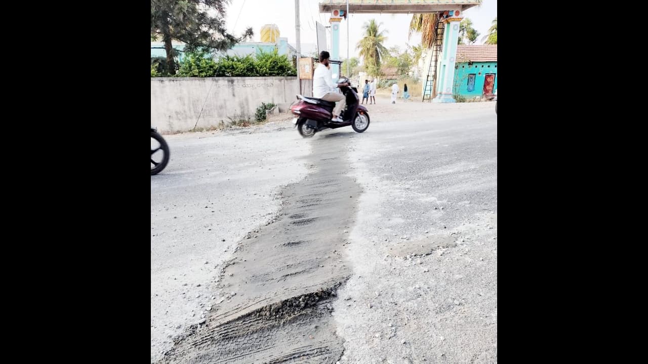 ಮೈಸೂರು : ಅಗದಿದ್ದ ರಸ್ತೆಗೆ ತೇಪೆ ಹಾಕಿದ ಅಧಿಕಾರಿಗಳು..!