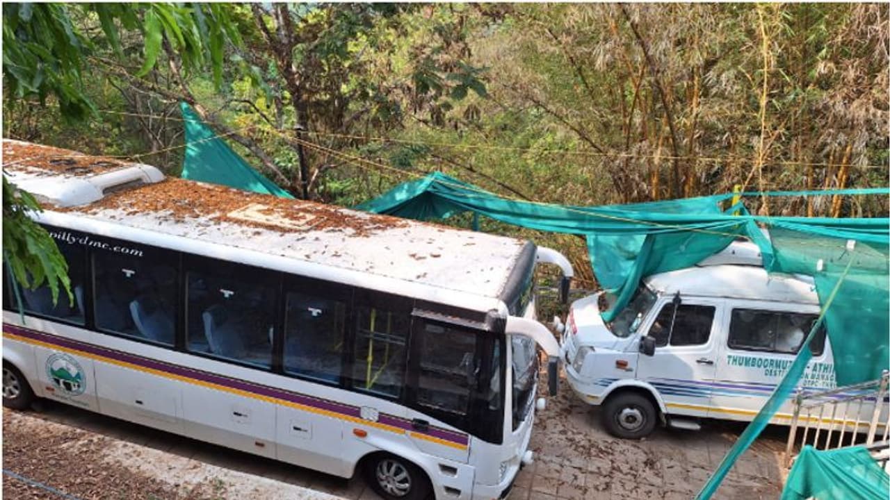 വൻഹിറ്റായിരുന്ന മലക്കപ്പാറ, വാല്‍പ്പാറ ടൂർ പാക്കേജുകൾ; ഇന്ന് തുരുമ്പെടുത്ത് തുമ്പൂര്‍മുഴി ഡിഎംസിയുടെ വാഹനങ്ങൾ