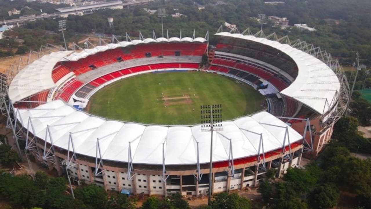 ஒருநாள் அவகாசம் கேட்ட ஹைதராபாத் கிரிக்கெட் வாரியம் – மின் கட்டணம் செலுத்ததால் இருட்டில் மூழ்கிய மைதானம்! ஒருநாள் அவகாசம் கேட்ட ஹைதராபாத் கிரிக்கெட் வாரியம் – மின் கட்டணம் செலுத்ததால் இருட்டில் மூழ்கிய மைதானம்!