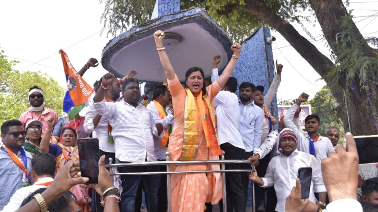 Maharashtra Elections 2024: Mob attacks Navneet Rana's rally, BJP leader sets deadline for police Maharashtra Elections 2024: Mob attacks Navneet Rana's rally, BJP leader sets deadline for police