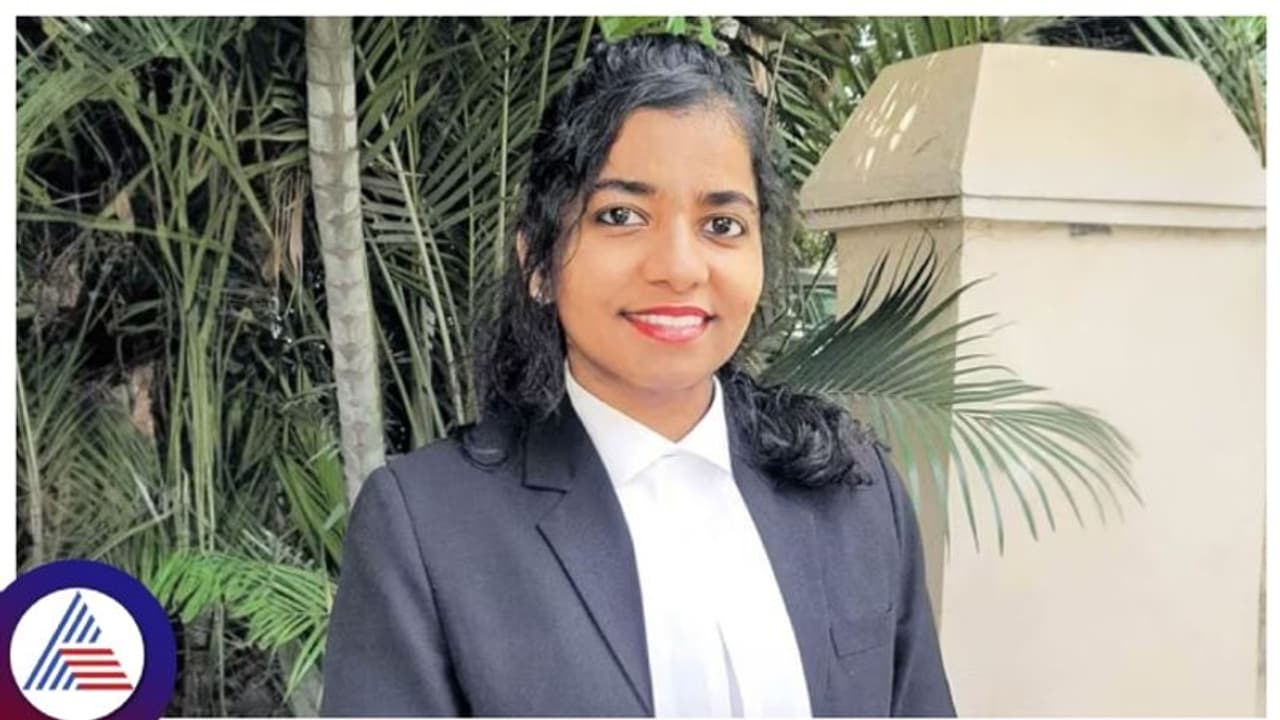 ದೇಶದ ಇತಿಹಾಸದಲ್ಲೇ ಮೊದಲು: ಕರ್ನಾಟಕ ಹೈಕೋರ್ಟ್ನಲ್ಲಿ ವಾಕ್, ಶ್ರವಣ ದೋಷಿ ವಕೀಲೆ ವಾದ..! ದೇಶದ ಇತಿಹಾಸದಲ್ಲೇ ಮೊದಲು: ಕರ್ನಾಟಕ ಹೈಕೋರ್ಟ್ನಲ್ಲಿ ವಾಕ್, ಶ್ರವಣ ದೋಷಿ ವಕೀಲೆ ವಾದ..!