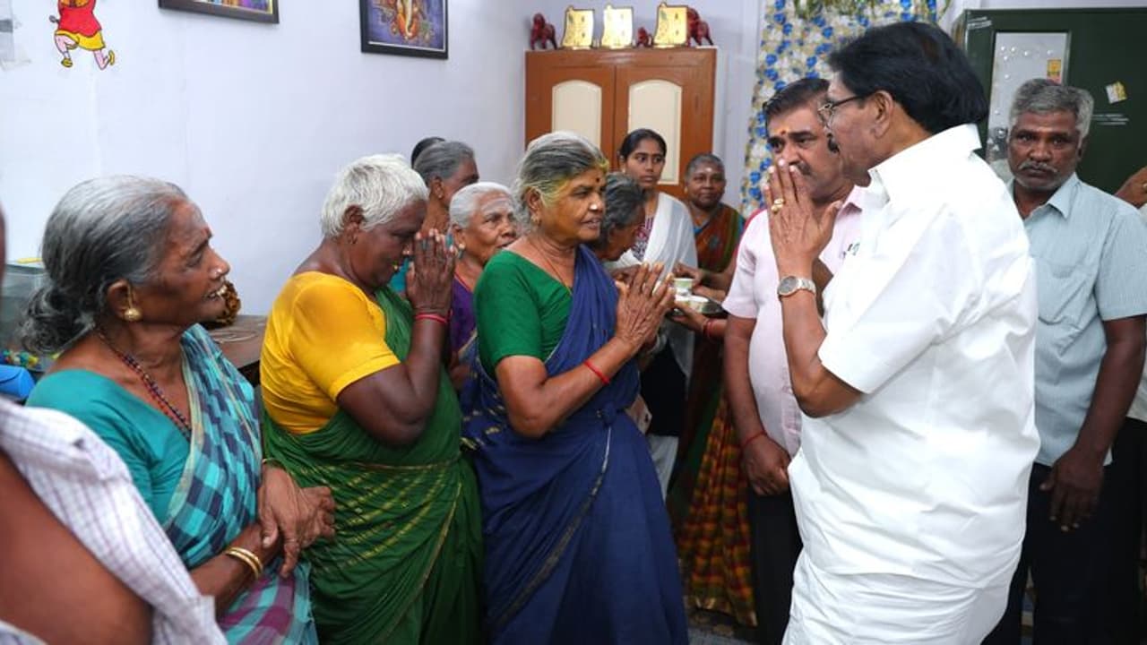 நாம் அனைவரும் உறவினர்கள்; உங்கள் வாக்கு நமது சொந்தக்காரரான கை சின்னத்துக்கு தான் விழவேண்டும் கேகேஎஸ்எஸ்ஆர்