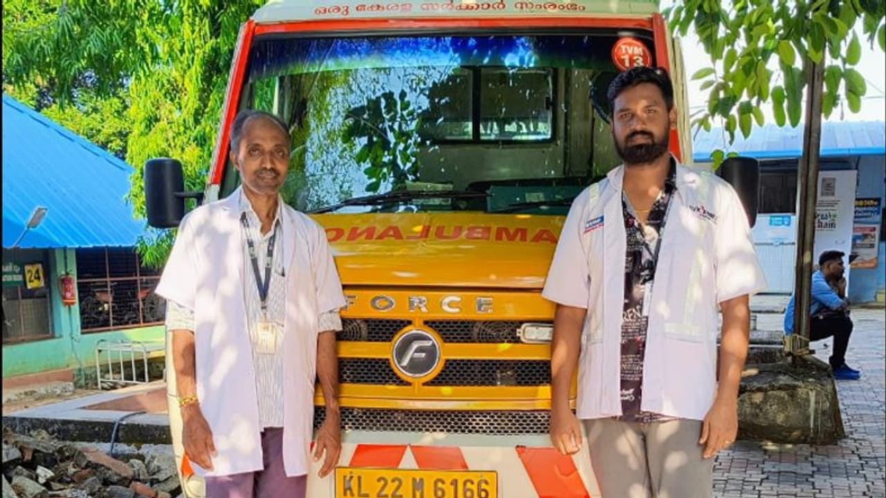 വീട്ടില്‍ പ്രസവിച്ച് 30കാരി; രക്ഷകരായി കനിവ് ആംബുലന്‍സ് ജീവനക്കാര്‍