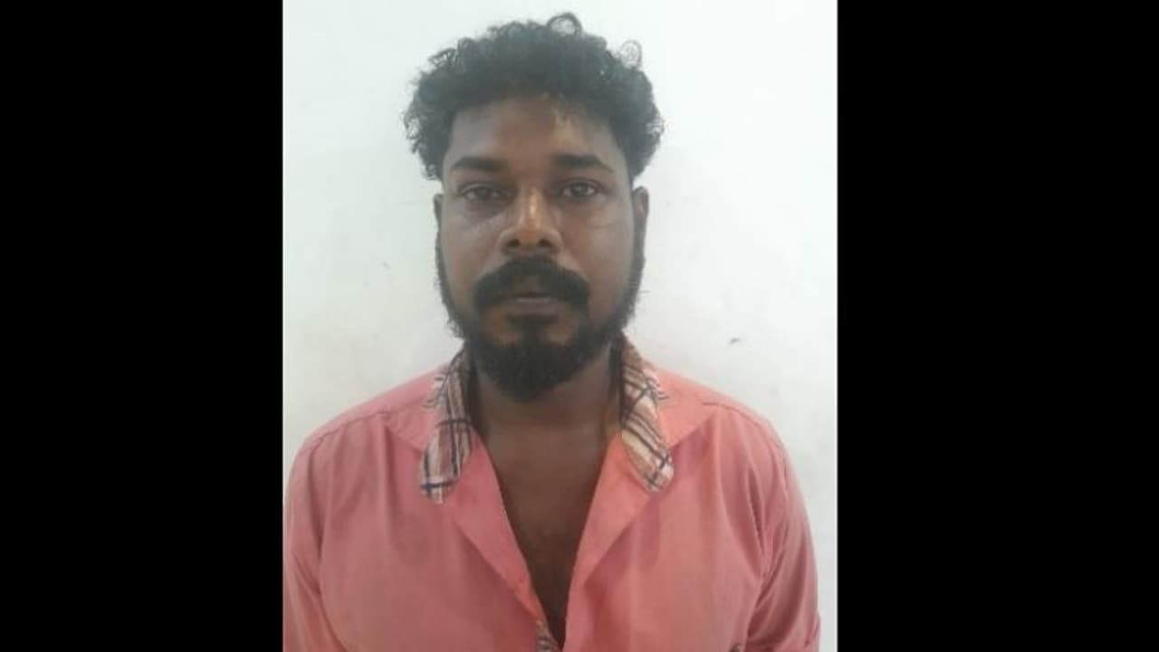 ബസ് ജീവനക്കാരുമായി വാക്കേറ്റം, പിടിവലി, തടയാനെത്തിയ പൊലീസുകാരനെയും മര്ദ്ദിച്ചു; യുവാവ് പിടിയിൽ ബസ് ജീവനക്കാരുമായി വാക്കേറ്റം, പിടിവലി, തടയാനെത്തിയ പൊലീസുകാരനെയും മര്ദ്ദിച്ചു; യുവാവ് പിടിയിൽ