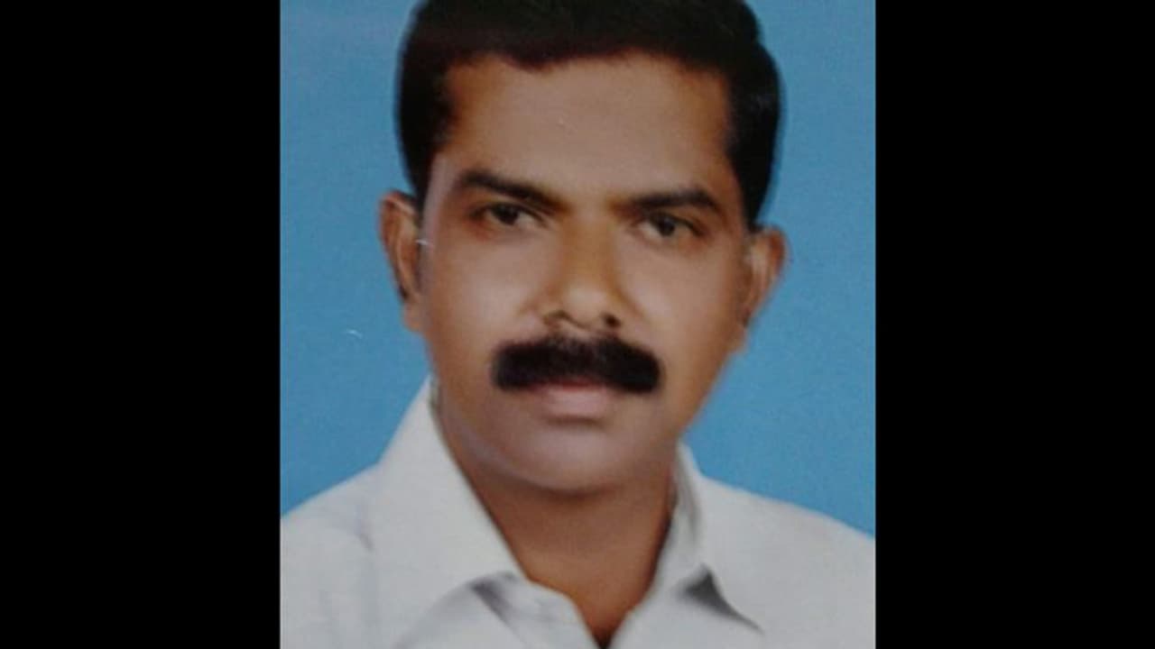 ട്രാക്ക് അറ്റകുറ്റപ്പണിക്കിടെ ട്രെയിന് ഇടിച്ച് റെയില്വെ ജീവനക്കാരന് ദാരുണാന്ത്യം ട്രാക്ക് അറ്റകുറ്റപ്പണിക്കിടെ ട്രെയിന് ഇടിച്ച് റെയില്വെ ജീവനക്കാരന് ദാരുണാന്ത്യം