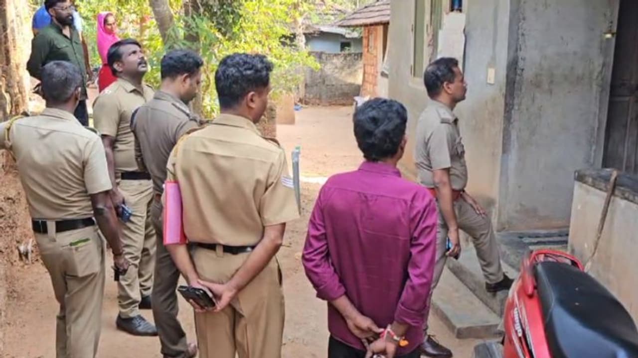 ഇരുമ്പ് വടിയുമായി വീട്ടിലെത്തി, യുവതിയുടെ തലക്കടിച്ചു, കുത്തി വീഴ്ത്തി; അയല്വാസി അറസ്റ്റിൽ ഇരുമ്പ് വടിയുമായി വീട്ടിലെത്തി, യുവതിയുടെ തലക്കടിച്ചു, കുത്തി വീഴ്ത്തി; അയല്വാസി അറസ്റ്റിൽ