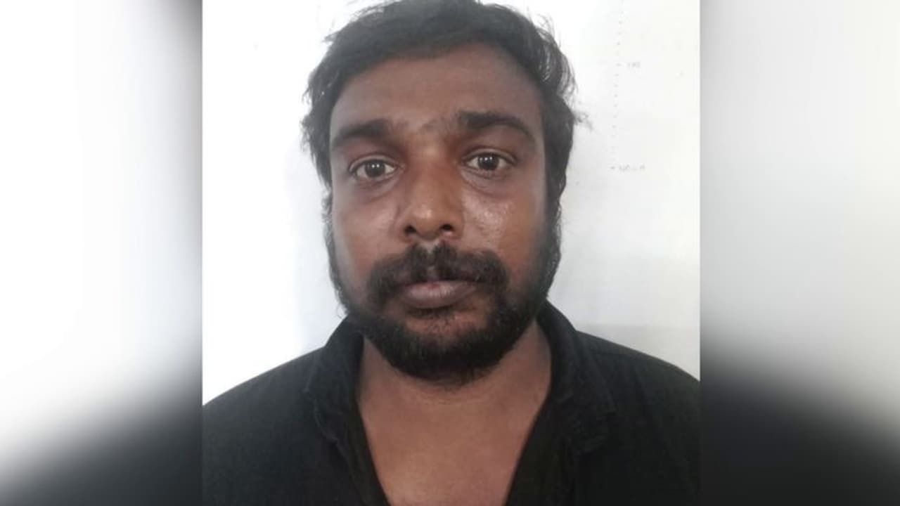 രാത്രി 12 മണിയോടെ എത്തി, കയറിച്ചെന്ന് 8000 രൂപയെടുത്ത് മടങ്ങി; പതിവ് കള്ളനെ പൂട്ടി പൊലീസ് രാത്രി 12 മണിയോടെ എത്തി, കയറിച്ചെന്ന് 8000 രൂപയെടുത്ത് മടങ്ങി; പതിവ് കള്ളനെ പൂട്ടി പൊലീസ്