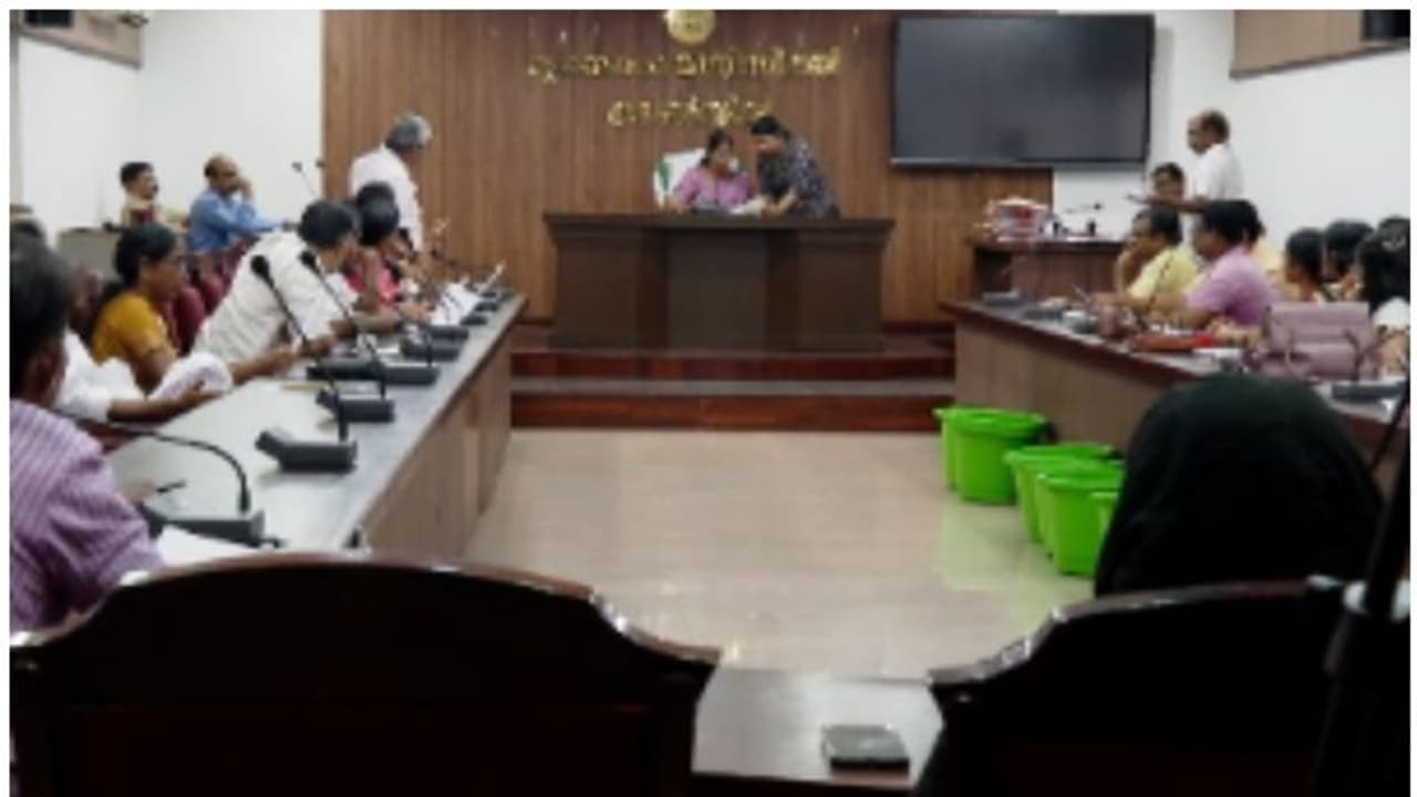 ദാ ഇപ്പോൾ കൗൺസിലർമാർക്ക് സമ്മാന കൂപ്പൺ, ഓണത്തിന് പണക്കിഴി കൊടുത്ത അതേ നഗരസഭ; വാങ്ങിക്കാതെ ഇടതുപക്ഷം, വിവാദം