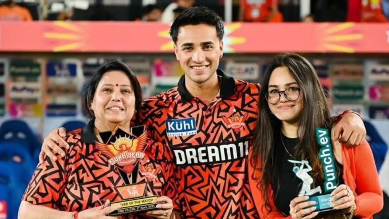 హైదరాబాద్ ను గెలిపించాడు... కొడుకుగా గెలిచాడు : తల్లి చేతికి అభిషేక్ శర్మ అవార్డులు