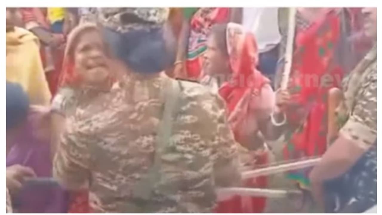 മുളവടിയുമേന്തി സംഘടിച്ചെത്തി സ്ത്രീകളും പുരുഷന്മാരും; ബംഗാളില് എൻഐഎ സംഘത്തിന് നേരെ ആക്രമണം മുളവടിയുമേന്തി സംഘടിച്ചെത്തി സ്ത്രീകളും പുരുഷന്മാരും; ബംഗാളില് എൻഐഎ സംഘത്തിന് നേരെ ആക്രമണം