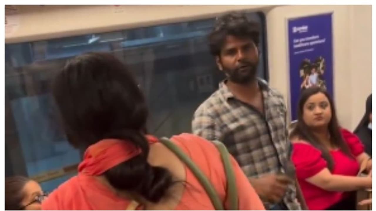 ലേഡീസ് കോച്ചിലെ ഏക പുരുഷന്, ഇറങ്ങാൻ പറഞ്ഞപ്പോൾ തർക്കവും; വൈറൽ വീഡിയോ കാണാം ലേഡീസ് കോച്ചിലെ ഏക പുരുഷന്, ഇറങ്ങാൻ പറഞ്ഞപ്പോൾ തർക്കവും; വൈറൽ വീഡിയോ കാണാം