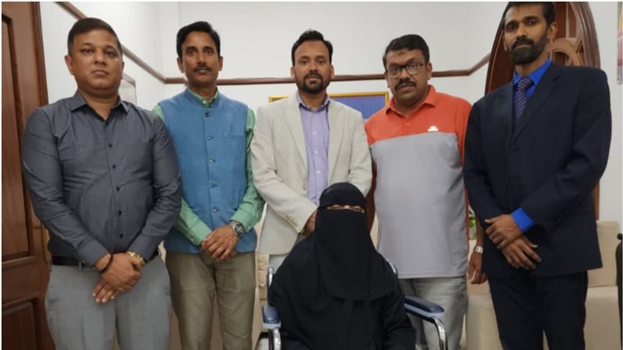 24 വർഷത്തെ കാത്തിരിപ്പ്, ഒരിക്കൽ പോലും നാട്ടിൽ പോയിട്ടില്ല; ഒടുവിൽ ഹാജറാബി നാടണഞ്ഞു 24 വർഷത്തെ കാത്തിരിപ്പ്, ഒരിക്കൽ പോലും നാട്ടിൽ പോയിട്ടില്ല; ഒടുവിൽ ഹാജറാബി നാടണഞ്ഞു